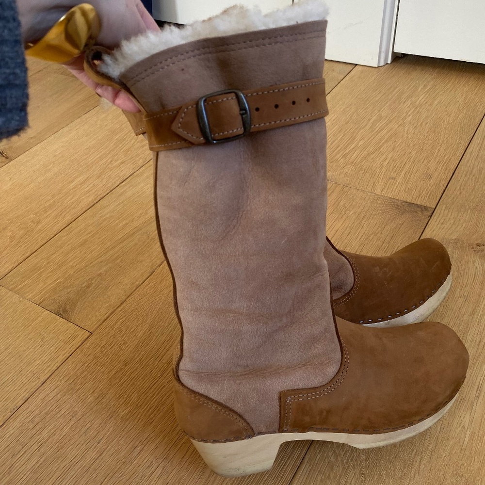 SVEN. 11" Shearling Clog Boots - Mid Heels. 39 (US8.5)